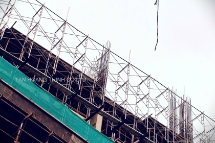Cách lắp đặt dầm treo giáo bao che
