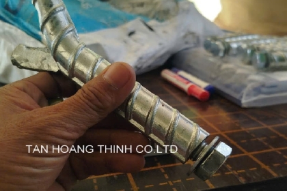 Gia công bu lông đuôi cá