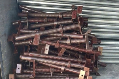 Kích tăng chân giàn giáo Kích tăng chân giàn giáo