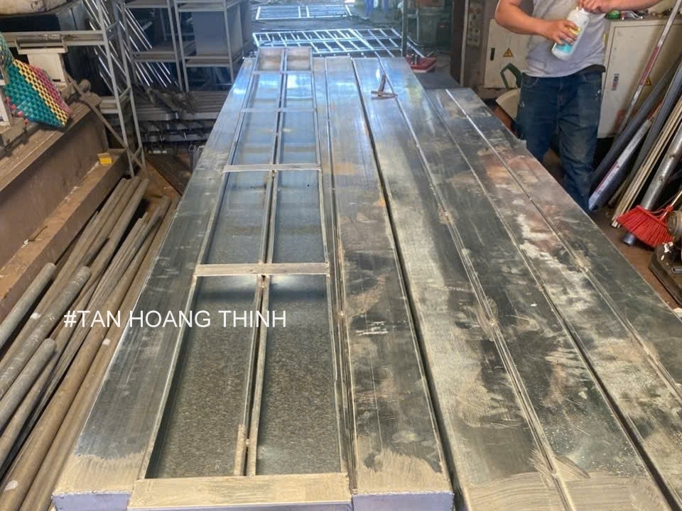 mâm sàn thao tác thép, Tân Hoàng Thịnh